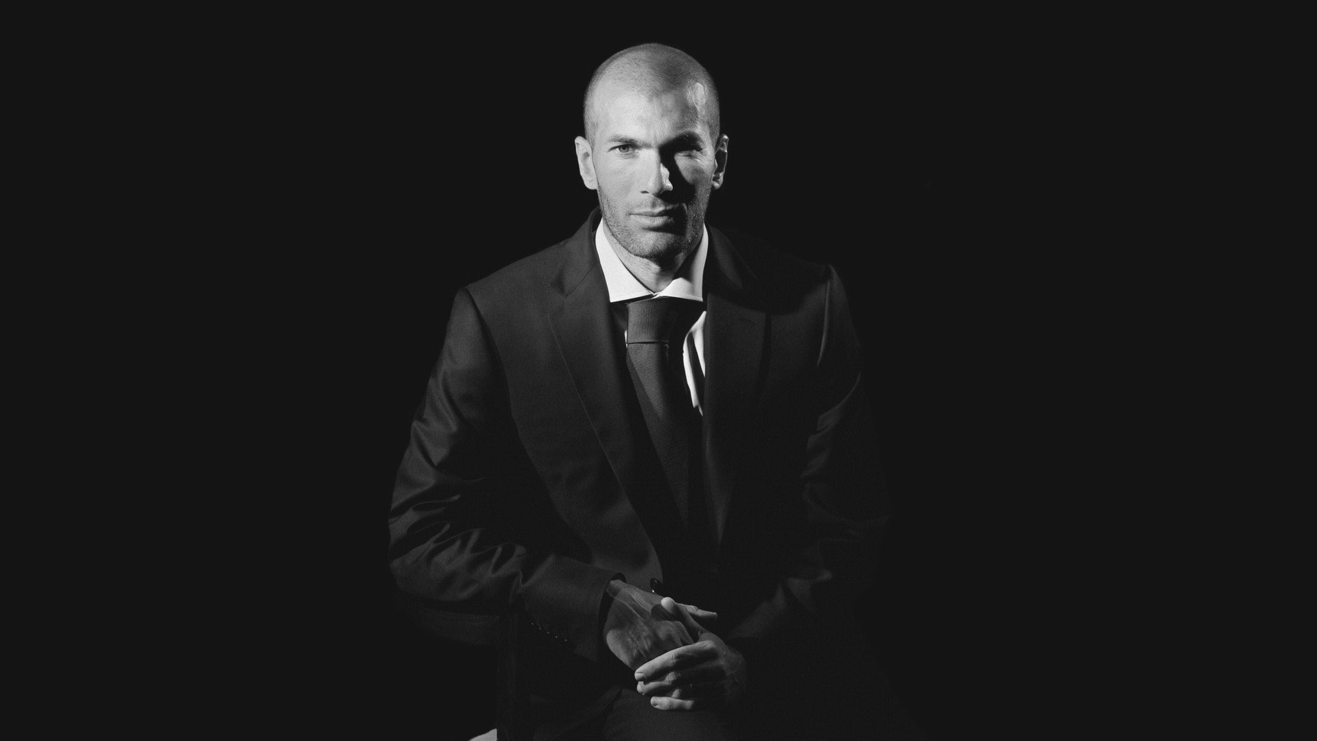 LOL英雄联盟下注平台-铁血军魂与失控瞬间，莫德里奇场边激情指挥，海港队员怒摔水瓶引爆热议